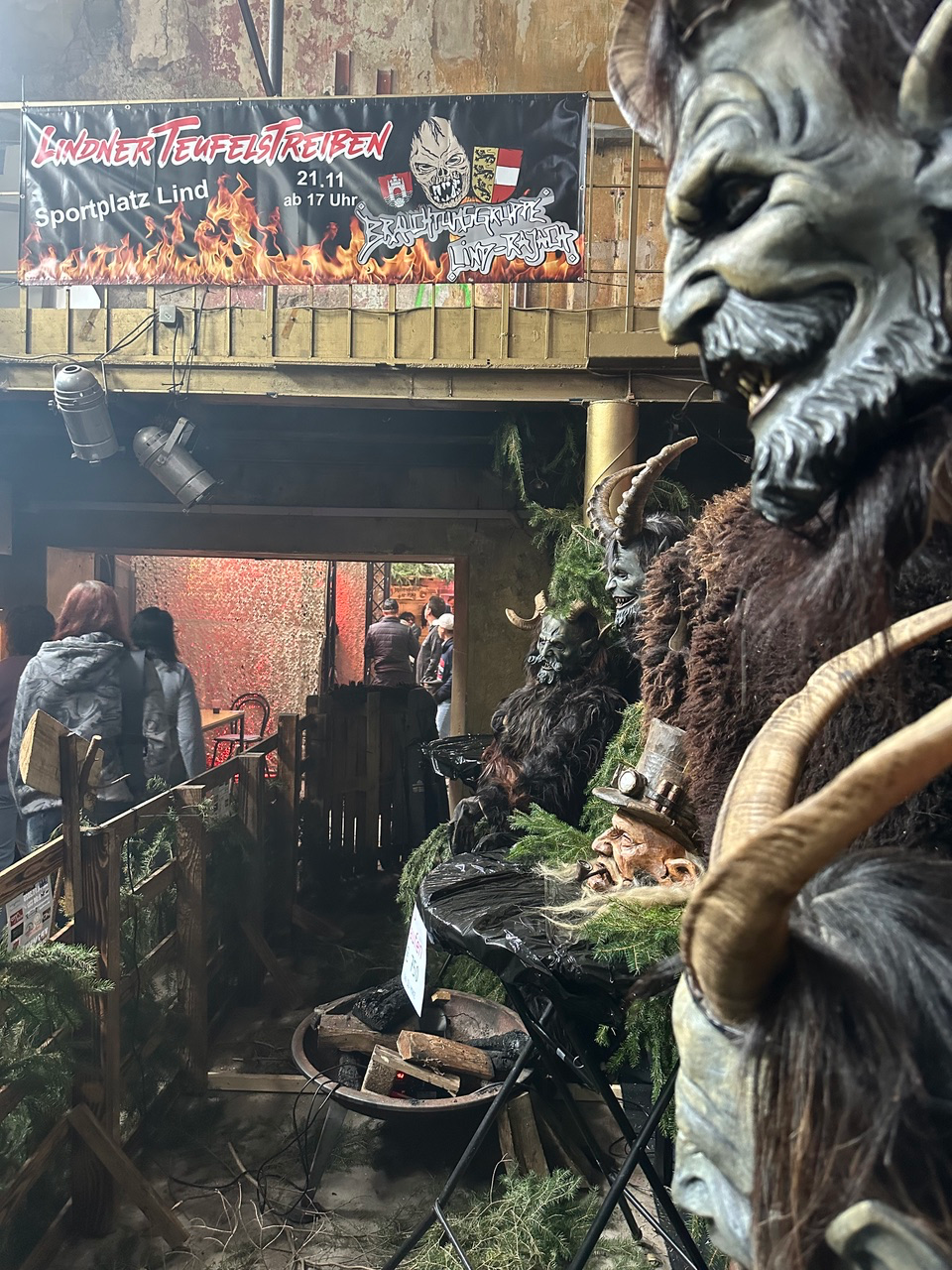 Mystische Maskenwelt in der "Fabrik"  in Saag – Bild 1