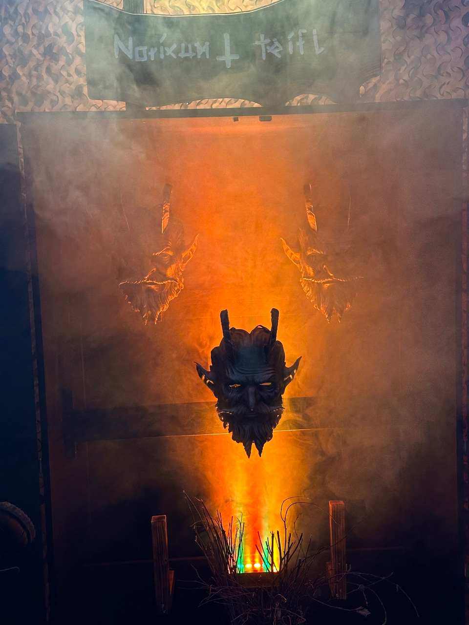 Mystische Maskenwelt in der "Fabrik"  in Saag – Bild 7