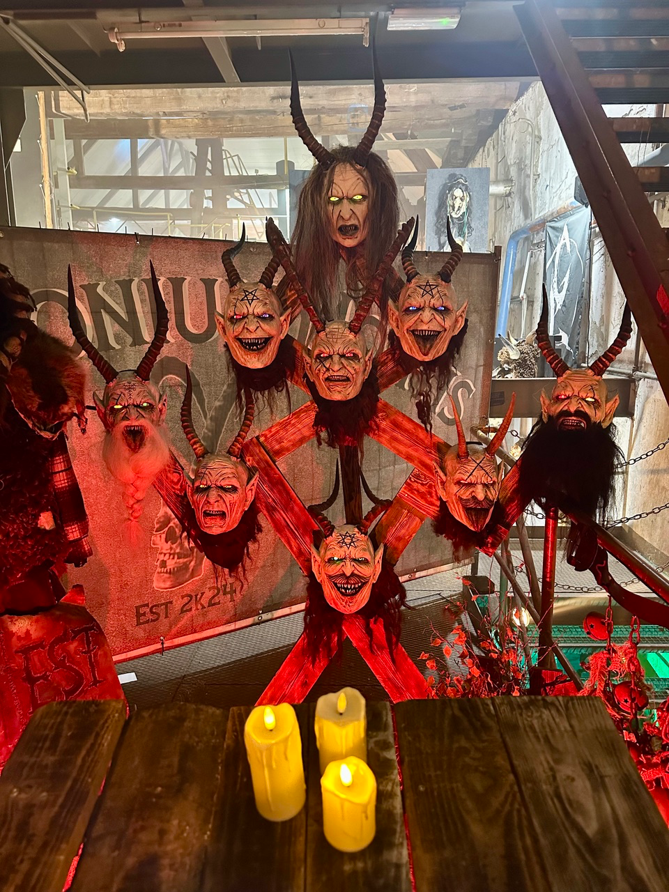 Mystische Maskenwelt in der "Fabrik"  in Saag – Bild 6