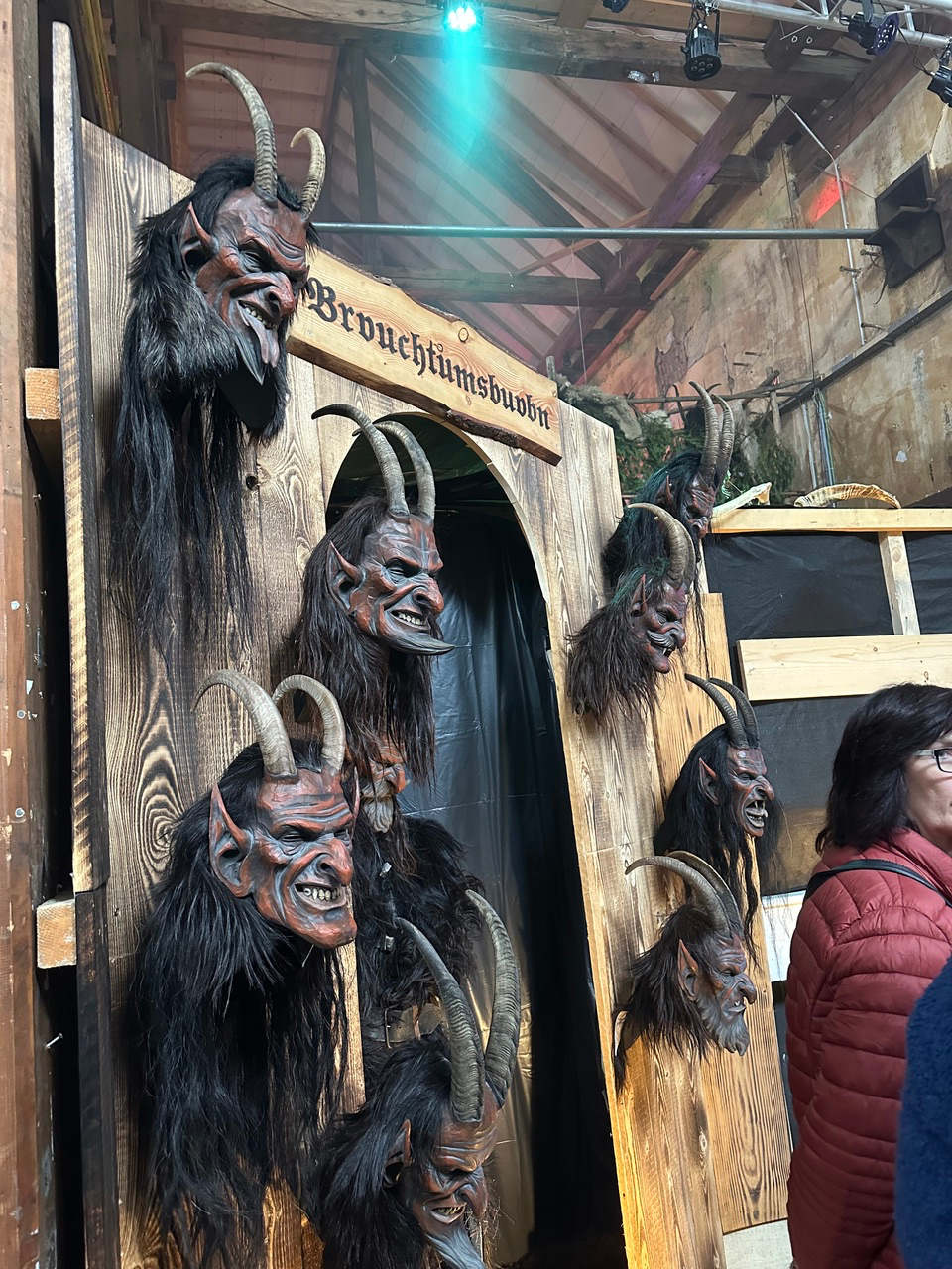 Mystische Maskenwelt in der "Fabrik"  in Saag – Bild 3